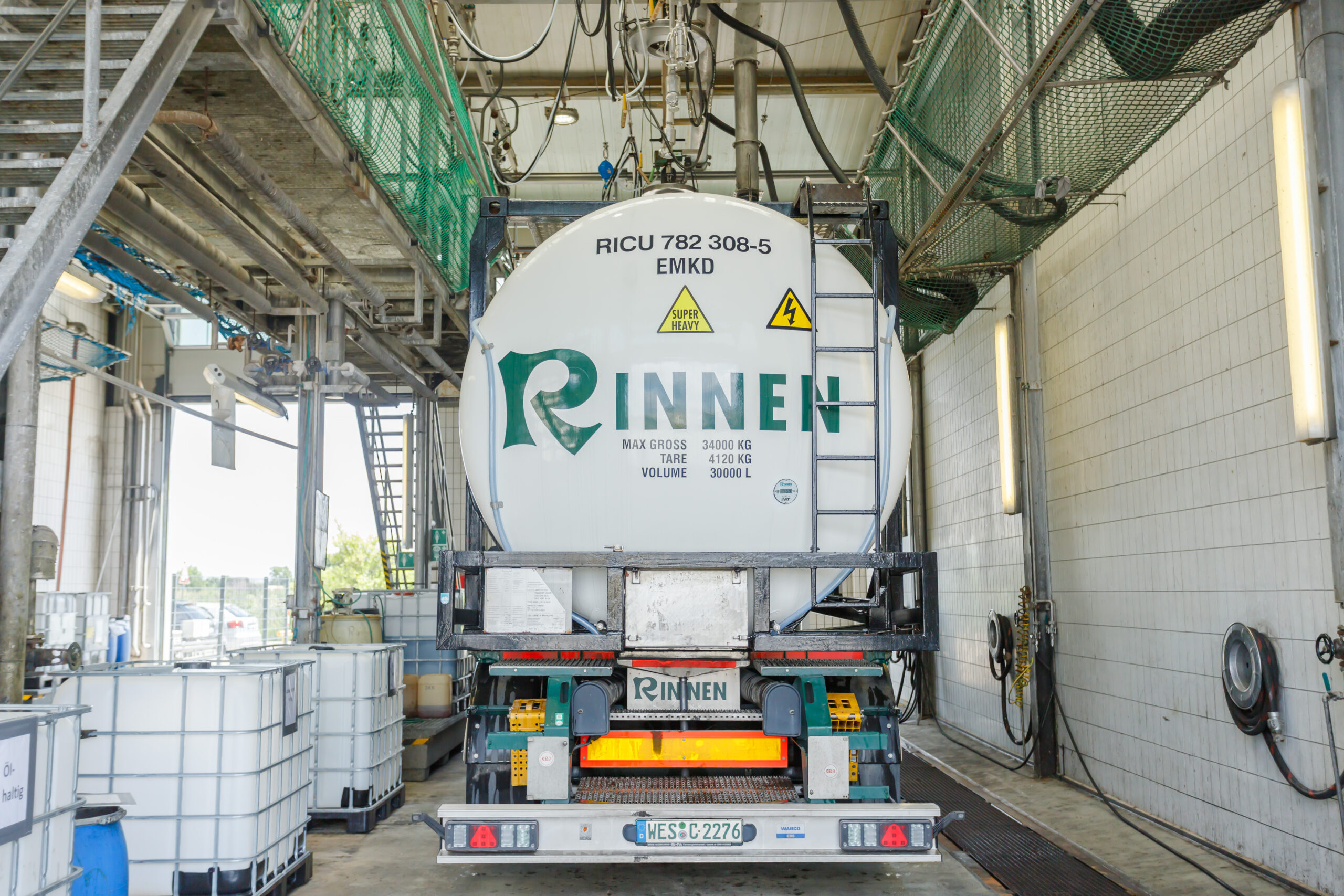 rinnen-bulk-services-container-in-garage-mit-kabeln rinnen-bulk-services-container-in-garage-mit-kabeln
