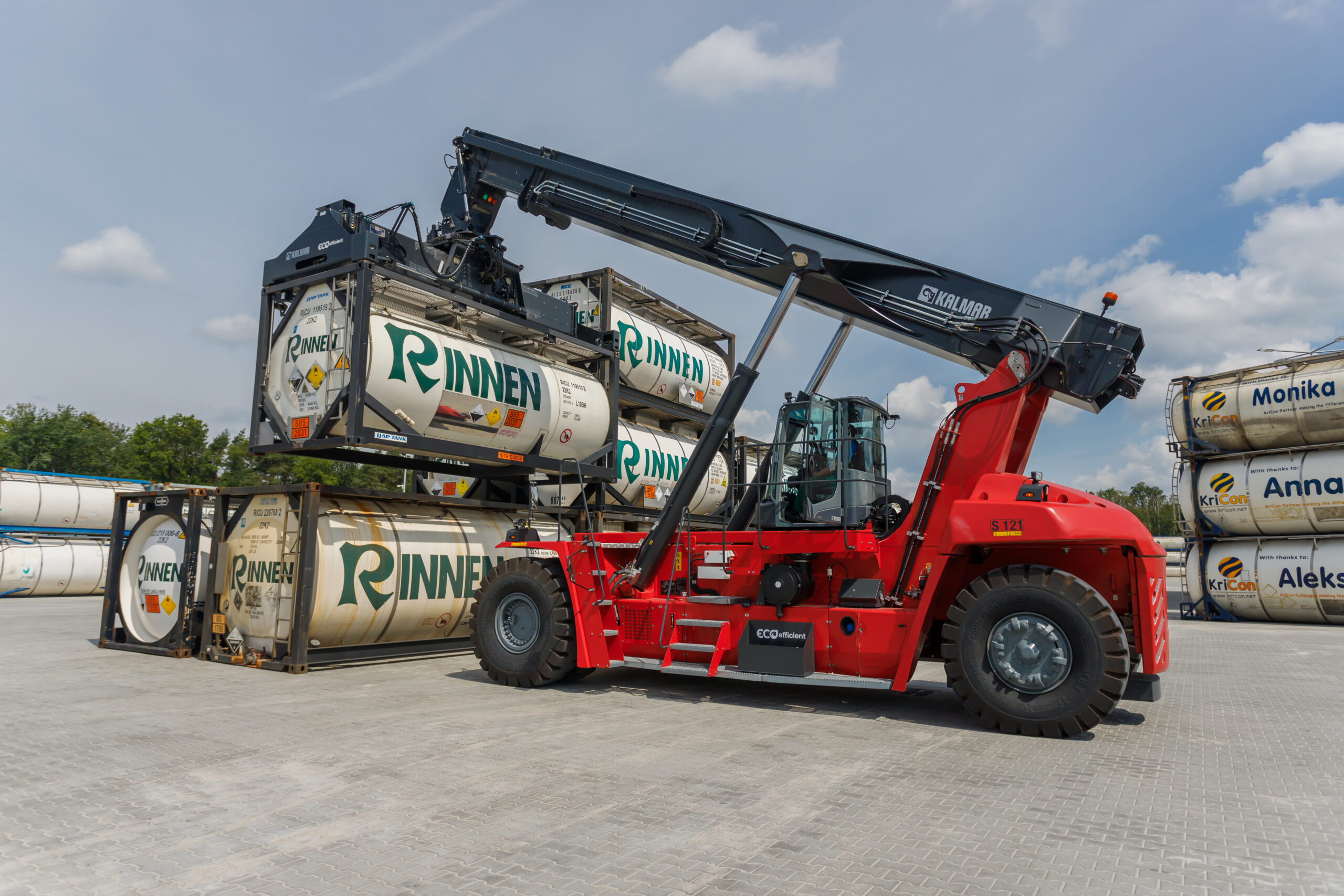 rinnen-depot-roter-kran-hebt-container