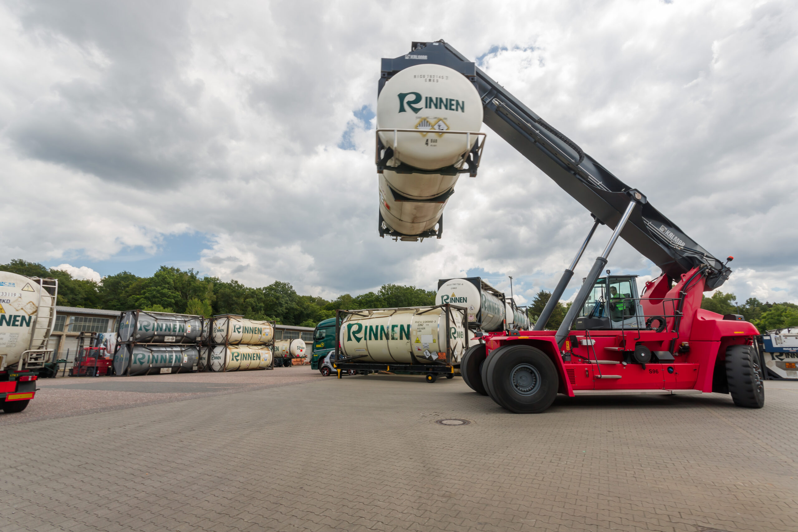 rinnen-depot-roter-kran-seitlich