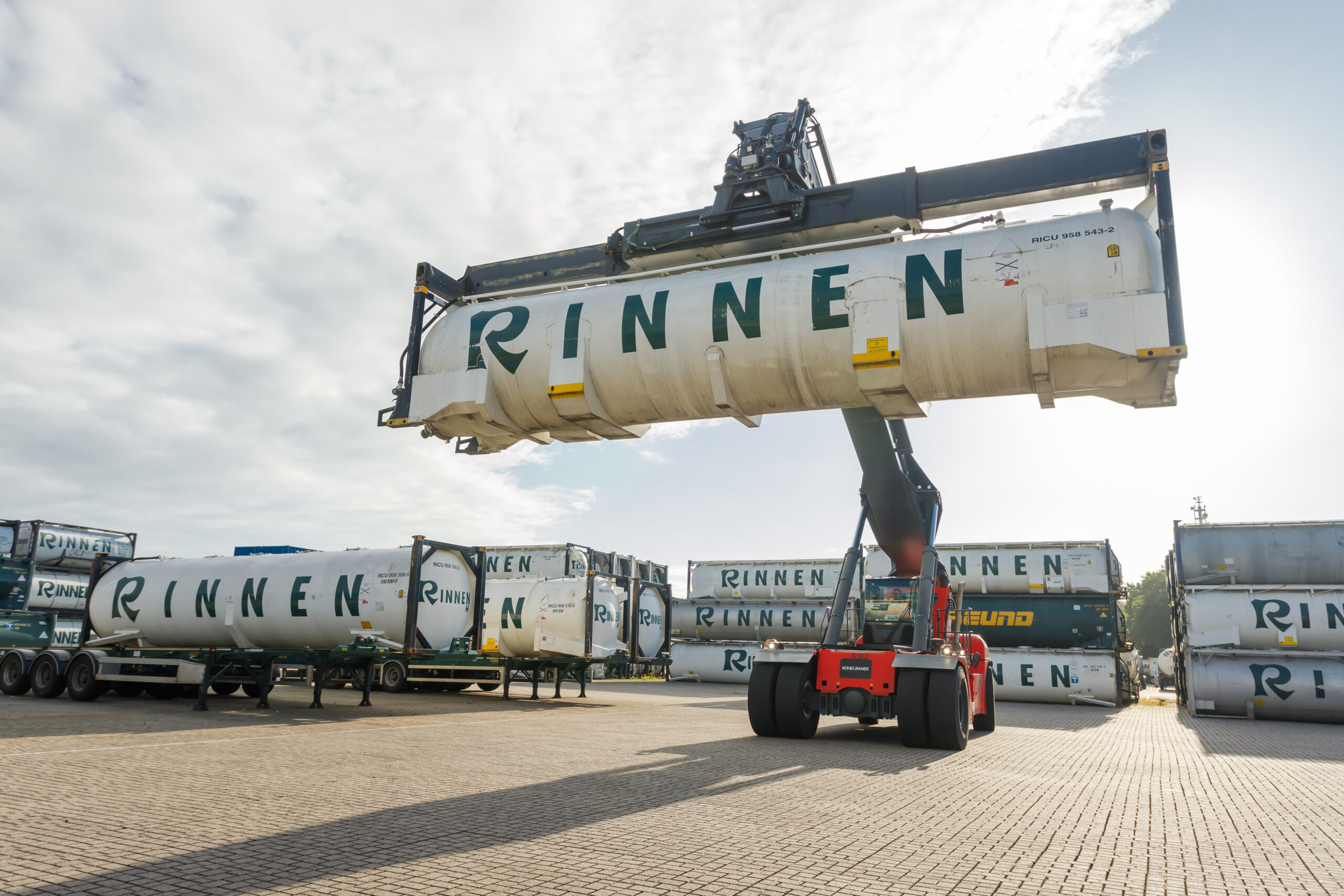 rinnen-depot-roter-kran-von-vorne